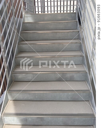 ビルによくある鉄製の非常階段の景色 ビルによくある鉄製の非常階段の景色 91663093