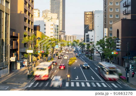 広島市城南通り幟町小学校北交差点の往来 91663270