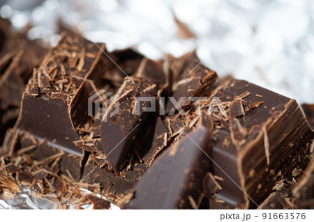 砕いたチョコレートのイメージ 砕いたチョコレートのイメージ 91663576
