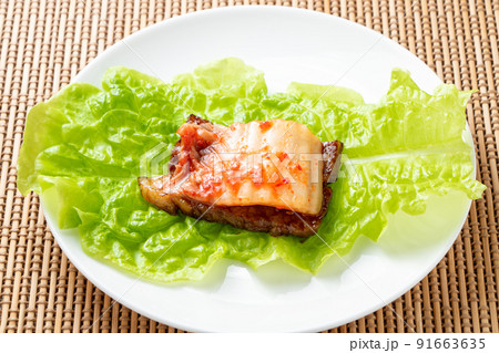 サンチュの上に牛カルビ焼肉とキムチ。 91663635