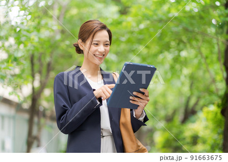 屋外 タブレット ビジネス 屋外 タブレット ビジネス 91663675