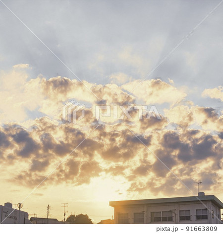 照らされる町と雲 照らされる町と雲 91663809