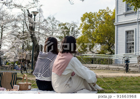 桜の花見をする若い女性たち 91663968