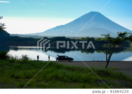 山梨県富士五湖のうちの一つの精進湖と富士山 91664220