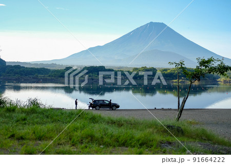 山梨県富士五湖のうちの一つの精進湖と富士山 91664222
