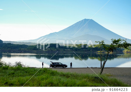 山梨県富士五湖のうちの一つの精進湖と富士山 91664223