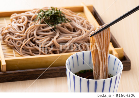 日本のざる蕎麦を食べる 91664306