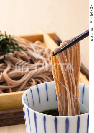 日本のざる蕎麦を食べる 91664307