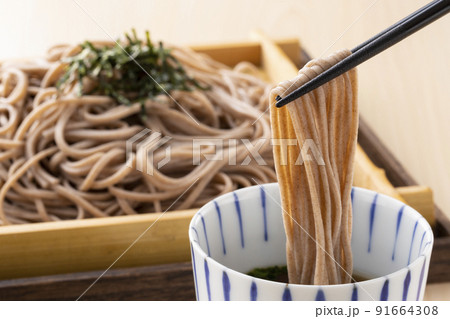 日本のざる蕎麦を食べる 日本のざる蕎麦を食べる 91664308