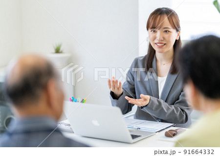 営業 相談 説明 遺言 相続 遺留分 生前贈与 接客 来客 老夫婦 打合せ 営業 相談 説明 遺言 相続 遺留分 生前贈与 接客 来客 老夫婦 打合せ 91664332