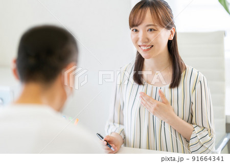 営業　相談　契約　説明　販売　運用　相続　投資　カジュアル　接客　来客　打合せ 91664341