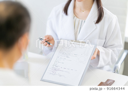 薄毛治療カウンセリング　白衣 91664344