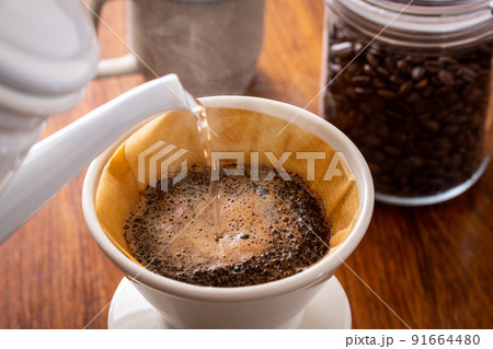 コーヒーを淹れる コーヒーを淹れる 91664480