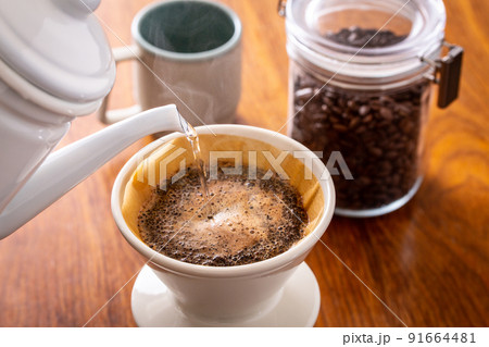 コーヒーを淹れる コーヒーを淹れる 91664481