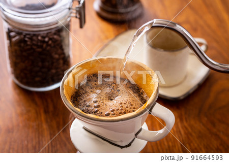 コーヒーを淹れる コーヒーを淹れる 91664593