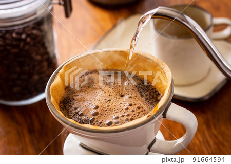 コーヒーを淹れる 91664594