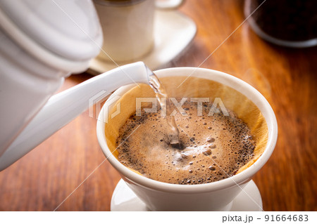 コーヒーを淹れる 91664683