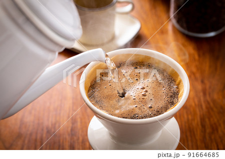 コーヒーを淹れる コーヒーを淹れる 91664685