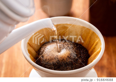 コーヒーを淹れる コーヒーを淹れる 91664688