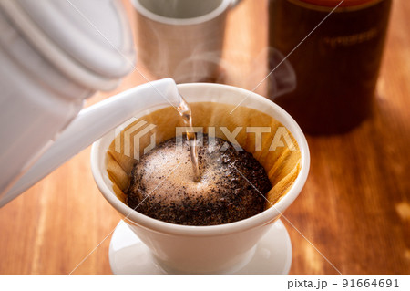 コーヒーを淹れる コーヒーを淹れる 91664691