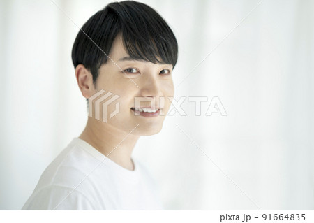 白いTシャツ姿の若い男性　メンズビューティーイメージ　カメラ目線　ポートレート 91664835