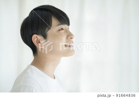 白いTシャツ姿の若い男性の横顔　メンズビューティーイメージ　カメラ目線　ポートレート 91664836