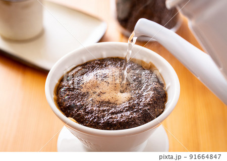 コーヒーを淹れる コーヒーを淹れる 91664847