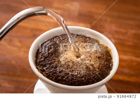 コーヒーを淹れる 91664872