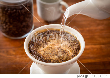コーヒーを淹れる 91664887