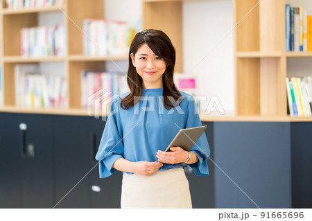 女性とオフィス 女性とオフィス 91665696