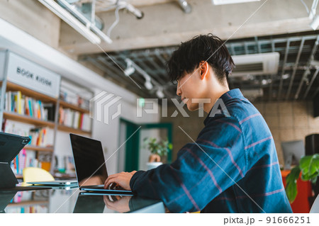 若い男性とノートパソコン 若い男性とノートパソコン 91666251