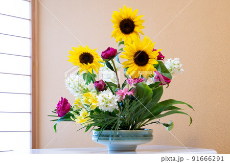 花瓶に生けた花 91666291