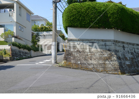 郊外の住宅地の分かれ道 91666436