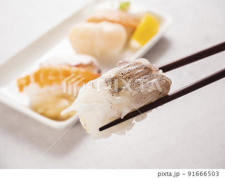 塩レモンで食べるにぎり寿司 塩レモンで食べるにぎり寿司 91666503