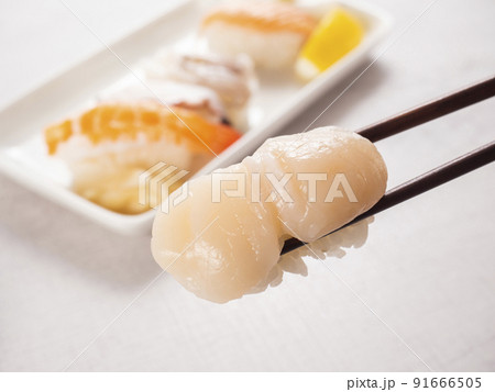 塩レモンで食べるにぎり寿司 91666505