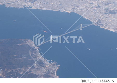 飛行機から見る明石海峡大橋、淡路島の景色 91666515