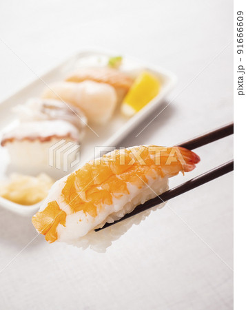 塩レモンで食べるにぎり寿司 91666609