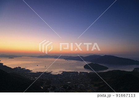 瀬戸内の港町の朝焼け 鉢巻き山展望台より 瀬戸内の港町の朝焼け 鉢巻き山展望台より 91667113