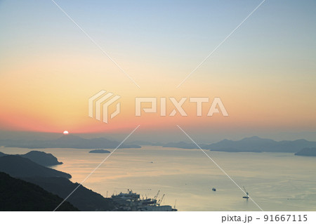 瀬戸内の多島美から昇る太陽 鉢巻き山展望台より 瀬戸内の多島美から昇る太陽 鉢巻き山展望台より 91667115