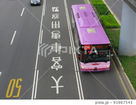 台湾の道路、バス専用レーン（歩道橋から見下ろす） 91667543