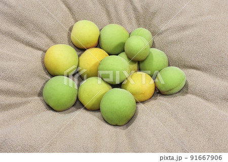 不揃いな青梅（布地） 91667906