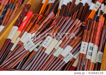 色とりどりの漆塗りの木製の箸 色とりどりの漆塗りの木製の箸 91668139