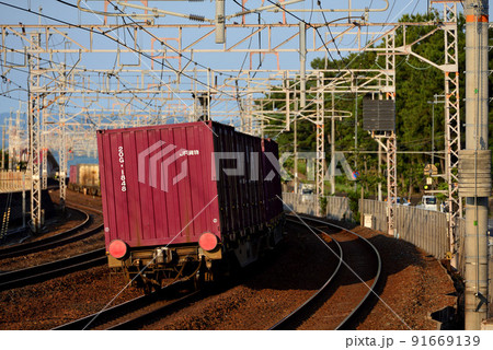 山陽本線を走るコンテナ貨物列車 91669139