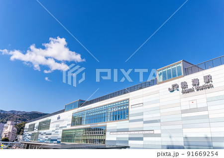 静岡県熱海市　快晴のJR熱海駅 91669254