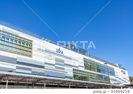 静岡県熱海市　快晴のJR熱海駅 91669258