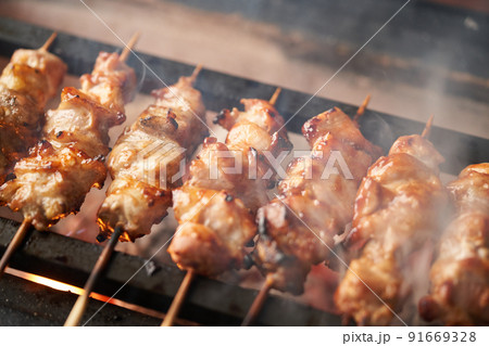 炭火で焼き鳥を焼く(もも) 炭火で焼き鳥を焼く(もも) 91669328