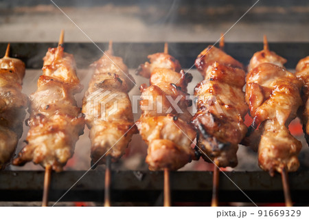 炭火で焼き鳥を焼く（もも） 91669329