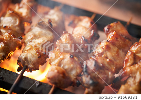 炭火で焼き鳥を焼く（もも） 91669331