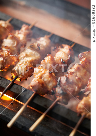 炭火で焼き鳥を焼く(もも) 炭火で焼き鳥を焼く(もも) 91669332