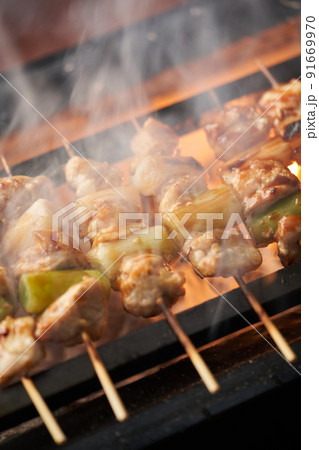 炭火で焼鳥を焼く（ねぎま） 91669970